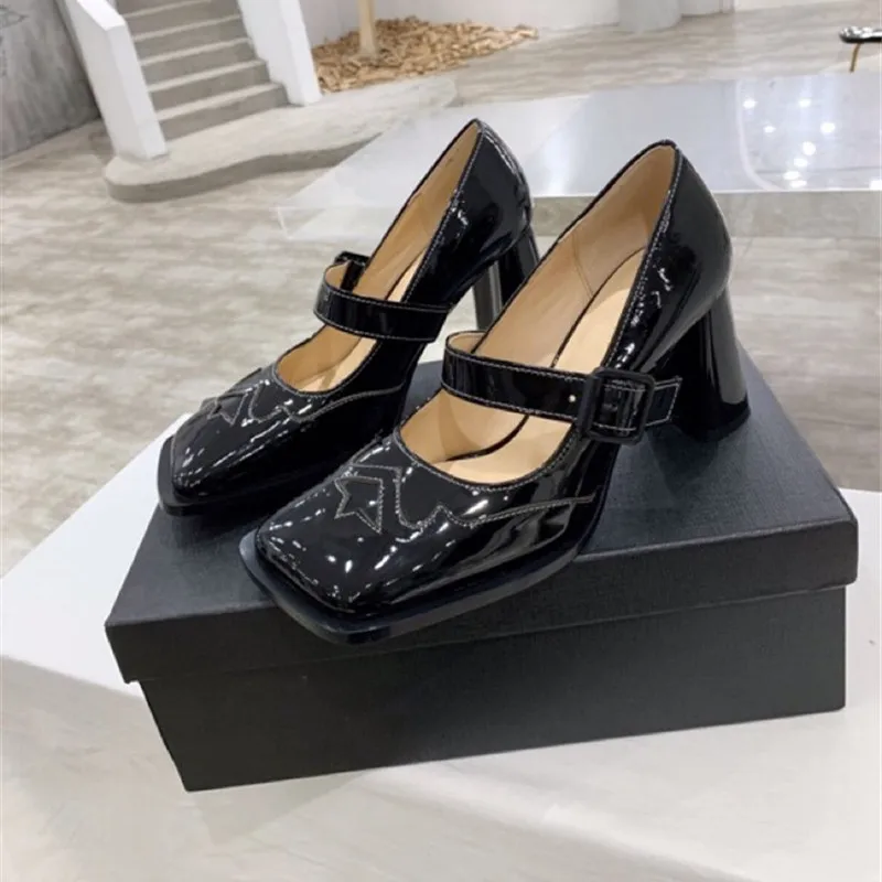 Luxury Brand Designer Women's Classic Color Matching High Heels Patent Leather Square Head Thick Heel Sandals With Size 35-41 
Luxury Brand Designer Women's Classic Color Matching High Heels Patent Leather Square Head Thick Heel Sandals With Size 35-41