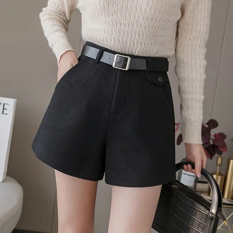 Casual Streetwear Shorts for Women Winter High Waist Ladies Woolen Shorts with Belt Loose Wide Leg Short Femme Y10
Casual Streetwear Shorts for Women Winter High Waist Ladies Woolen Shorts with Belt Loose Wide Leg Short Femme Y10