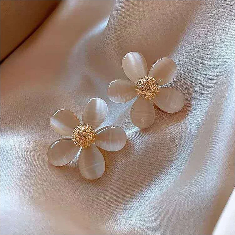 Fashion New Crystal Petals Simple And Exquisite Personality Earrings Female Romantic Luxury Jewelry Gift
Fashion New Crystal Petals Simple And Exquisite Personality Earrings Female Romantic Luxury Jewelry Gift