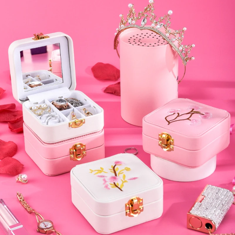 LED Light Jewelry Box Embroidery Leather Cosmetic Storage Box Earrings Earrings Ring Creative Portable Jewelry Makeup Organizer
LED Light Jewelry Box Embroidery Leather Cosmetic Storage Box Earrings Earrings Ring Creative Portable Jewelry Makeup Organizer