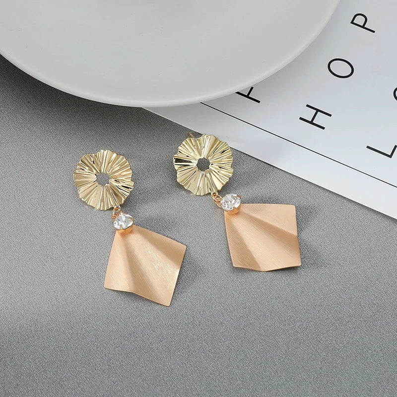 2020 European and American Niche Style Large Fold Contour Earrings Catwalk Fashion Trend Geometric Exaggeration Retro Earrings
2020 European and American Niche Style Large Fold Contour Earrings Catwalk Fashion Trend Geometric Exaggeration Retro Earrings
