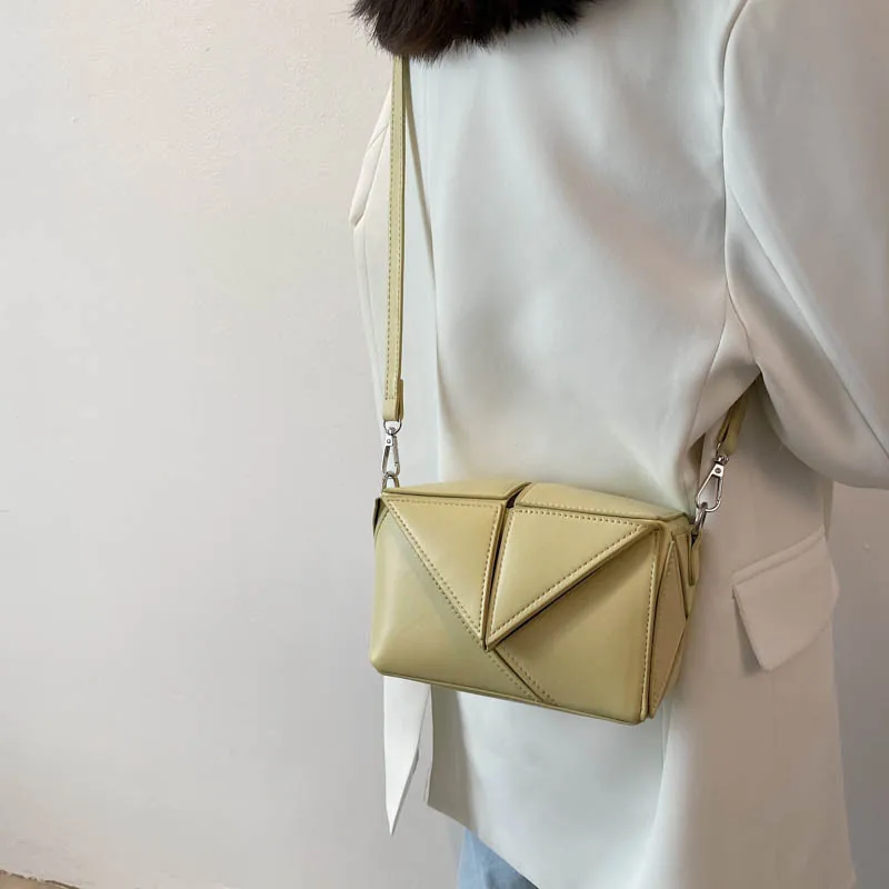 High-quality Ladies Geometric Deformation Small Square Bag 2021 New Net Red One-shoulder Messenger Bag Large-capacity Bucket Bag
High-quality Ladies Geometric Deformation Small Square Bag 2021 New Net Red One-shoulder Messenger Bag Large-capacity Bucket Bag
