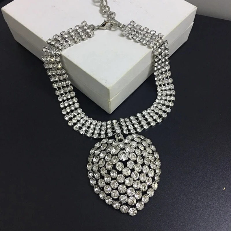 European And American Style Heart Pendant Full Diamond Necklace Temperament Sparkling Exaggerated Choker
European And American Style Heart Pendant Full Diamond Necklace Temperament Sparkling Exaggerated Choker