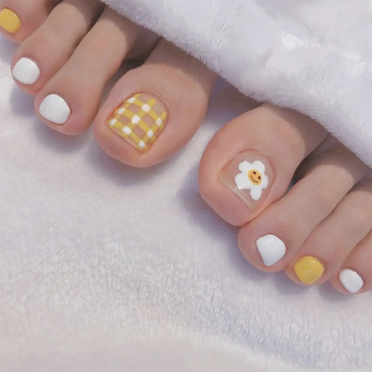 

Ярко-желтые и белые однотонные накладные ногти с маленьким цветочным рисунком для ног милые летние женские ногти с мультяшным рисунком