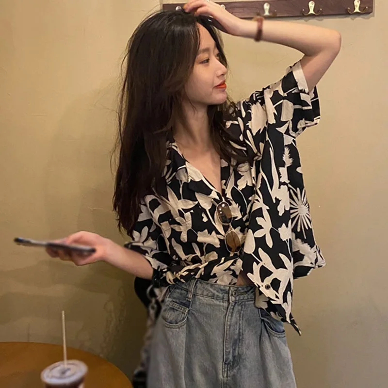 Women Turn-Down Collar Tops Women Shirt Vintage Stalkprint Shirt Female Hong Kong Short Sleeve Shirt Summer
Women Turn-Down Collar Tops Women Shirt Vintage Stalkprint Shirt Female Hong Kong Short Sleeve Shirt Summer