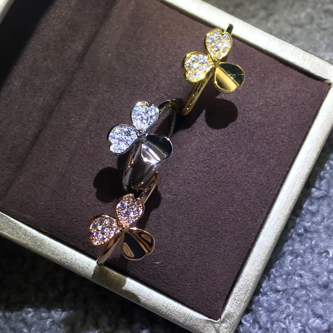 Женское кольцо из серебра 2021 пробы с клевером 
Женское кольцо из серебра 2021 пробы с клевером