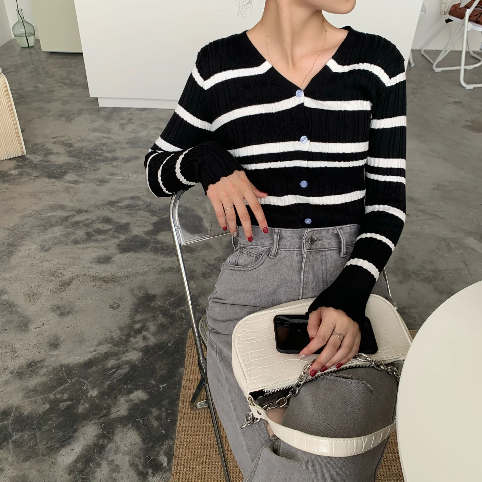 Женский свитер в полоску, облегающий кардиган с V-образным вырезом, верхняя одежда в Корейском стиле, Осень-зима 2020
Женский свитер в полоску, облегающий кардиган с V-образным вырезом, верхняя одежда в Корейском стиле, Осень-зима 2020