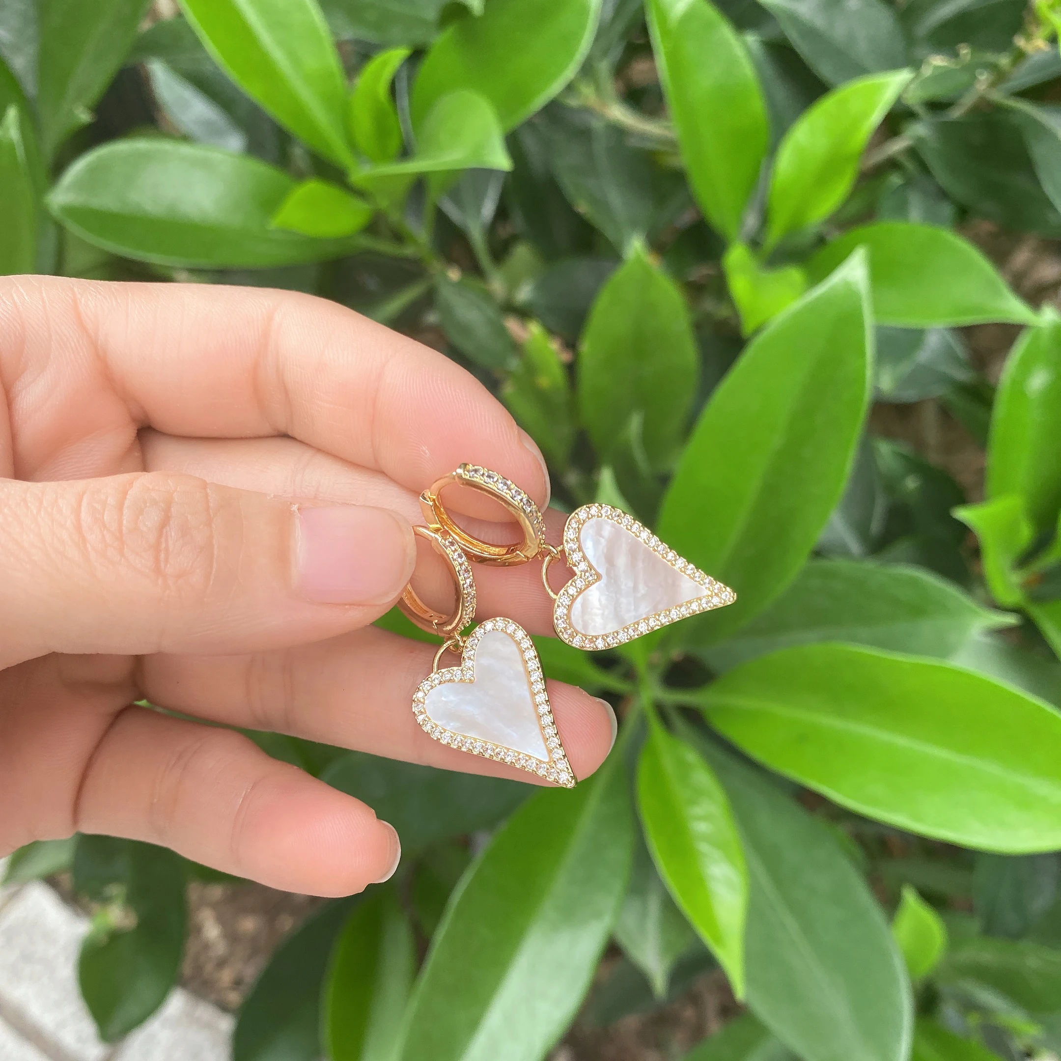 Artilady Huggie Jewelry Zircon Around Beach Natural Shell Heart Shape Earrings
Artilady Huggie Jewelry Zircon Around Beach Natural Shell Heart Shape Earrings