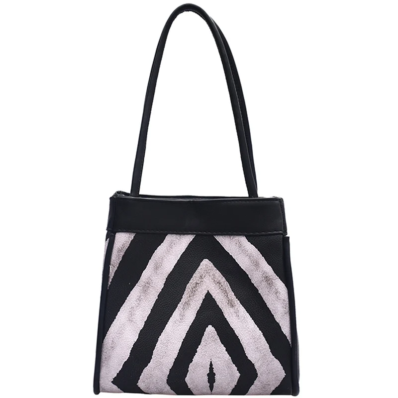 Design Ladies Bag Autumn/winter 2021 New Fashion All-match Ins Hand Bag Western Style Zebra Pattern Square Bag Width: 18cm 
Design Ladies Bag Autumn/winter 2021 New Fashion All-match Ins Hand Bag Western Style Zebra Pattern Square Bag Width: 18cm