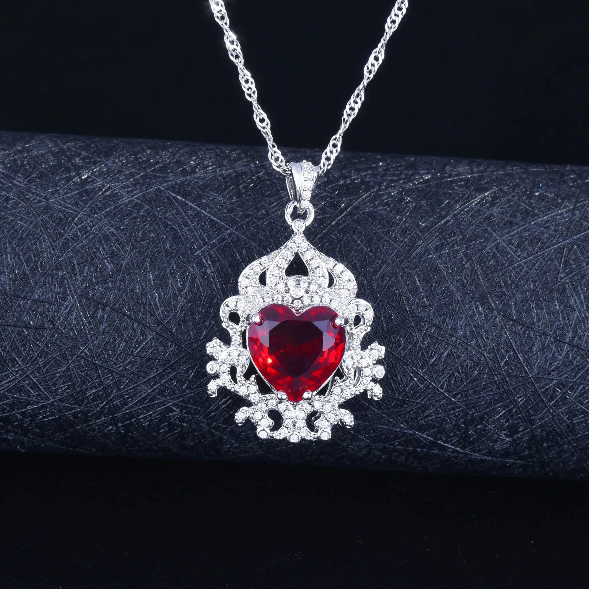 Foydjew New Love Heart-shaped Rupee Red Tourmaline Pendant Necklace Female Simulation Ruby Fashion Color Treasure Jewelry
Foydjew New Love Heart-shaped Rupee Red Tourmaline Pendant Necklace Female Simulation Ruby Fashion Color Treasure Jewelry