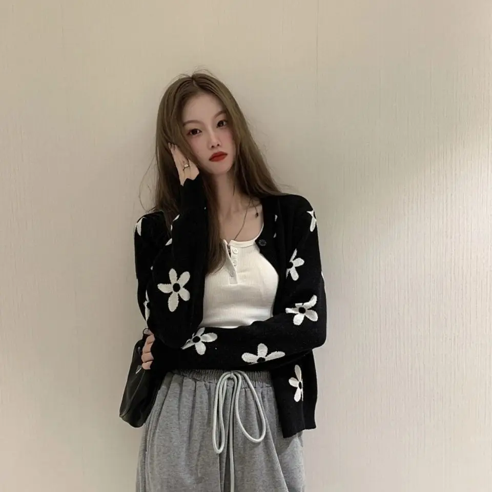 Xiaohua New Spring and Autumn Sweater Knitted Cardigan Coat Female Korean Students Loose and Lazy Style
Xiaohua New Spring and Autumn Sweater Knitted Cardigan Coat Female Korean Students Loose and Lazy Style