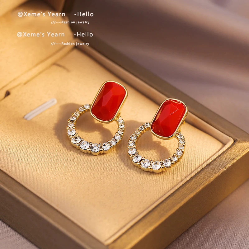 2022 New Vintage High Sense Red Square Inlaid With Rhinestone Golden Circle Pendant Earrings Fashion Jewelry For woman Girl Gift
2022 New Vintage High Sense Red Square Inlaid With Rhinestone Golden Circle Pendant Earrings Fashion Jewelry For woman Girl Gift