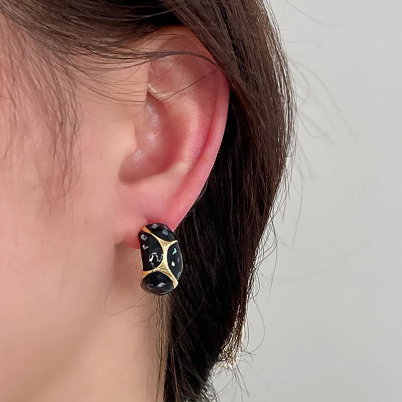 French Vintage Resin Mold Shell Metal Black White Color Earrings For Women Luxury High Sense Mature Jewelry Accessories Gifts
French Vintage Resin Mold Shell Metal Black White Color Earrings For Women Luxury High Sense Mature Jewelry Accessories Gifts