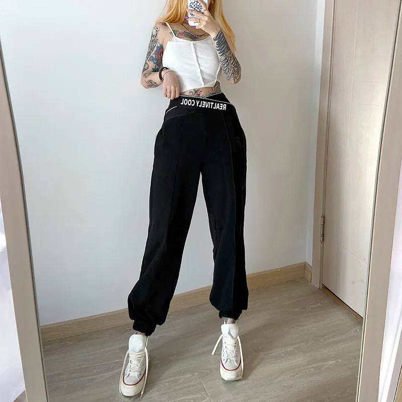 Брюки спортивные женские черные, с высокой талией, свободного кроя
Брюки спортивные женские черные, с высокой талией, свободного кроя