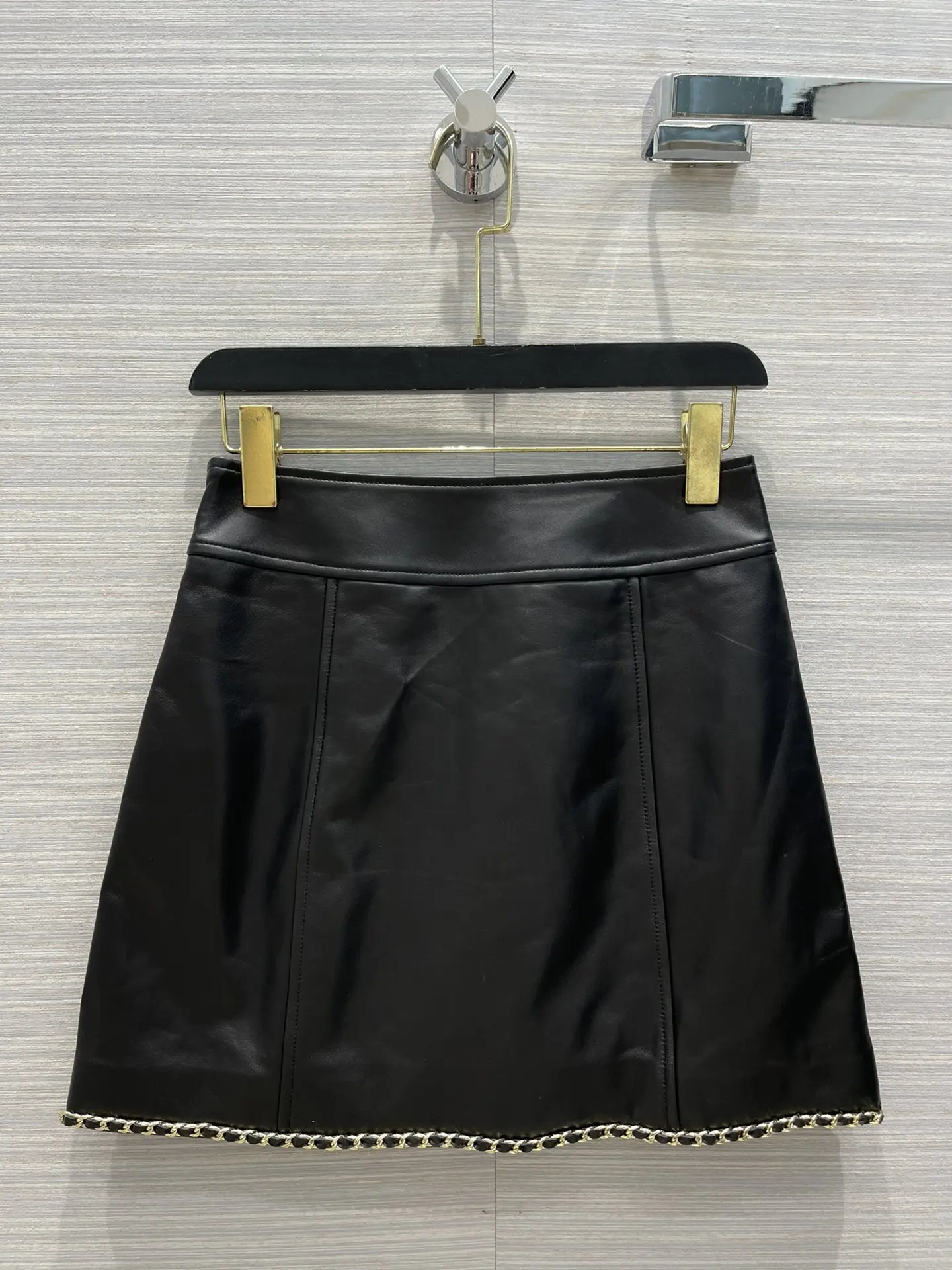 Новая женская мода 2021 пикантная однотонная Маленькая кожаная юбка с цепочкой для среднего возраста 0317 
Новая женская мода 2021 пикантная однотонная Маленькая кожаная юбка с цепочкой для среднего возраста 0317