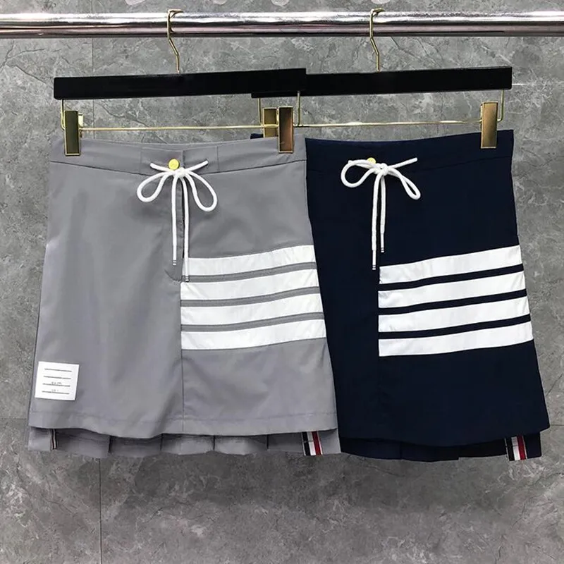 Faldas cortas por encima de la rodilla para mujer, minifalda informal a rayas, de marca, a la moda, de cintura alta, 2021
Faldas cortas por encima de la rodilla para mujer, minifalda informal a rayas, de marca, a la moda, de cintura alta, 2021
