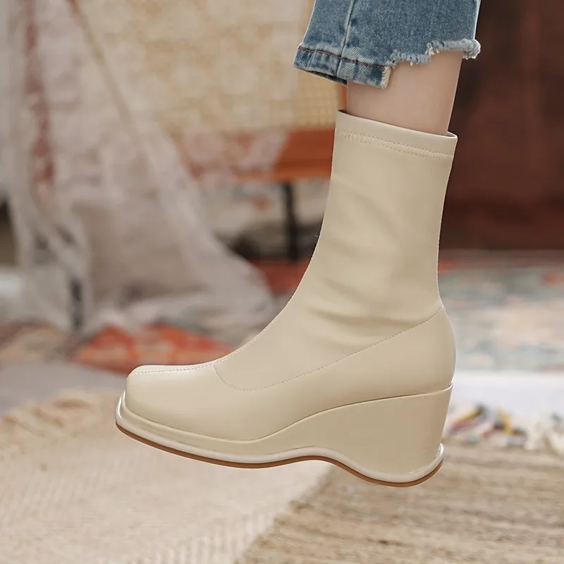 Женские сапоги на толстом высоком каблуке, с квадратным носком
Женские сапоги на толстом высоком каблуке, с квадратным носком