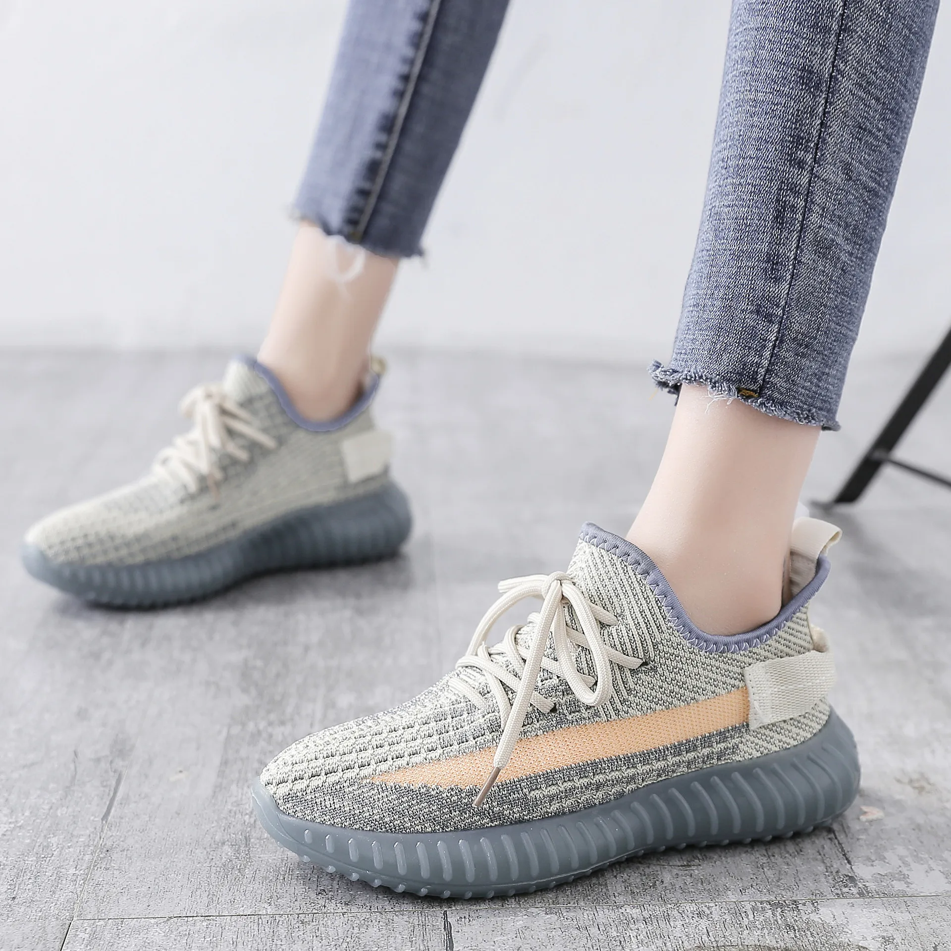 2021 New Breathable Women Sports Shoes Flying Weaving Student Running Sneakers Flat Non-slip Summer Womans Casual Walking Shoes
2021 New Breathable Women Sports Shoes Flying Weaving Student Running Sneakers Flat Non-slip Summer Womans Casual Walking Shoes