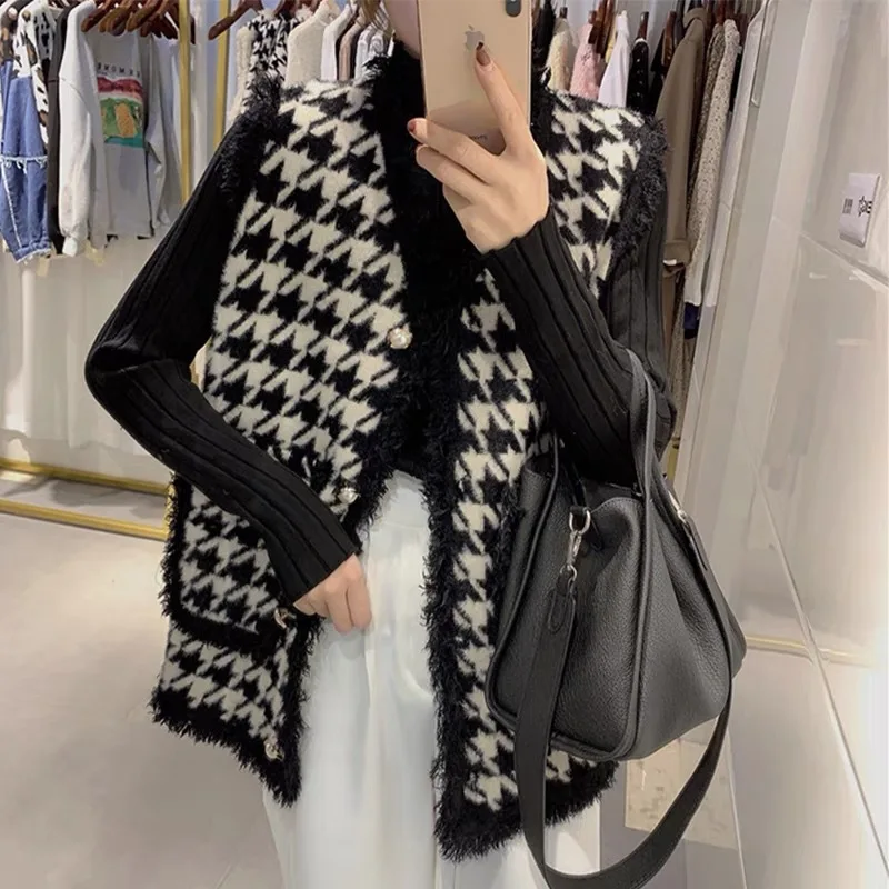 Elegant Women Plaid Knitted Waistcoat V Neck Sleeveless Jacket Vintage Plush Coat Loose Knitted Vest Ladis Gilet Outerwear
Elegant Women Plaid Knitted Waistcoat V Neck Sleeveless Jacket Vintage Plush Coat Loose Knitted Vest Ladis Gilet Outerwear