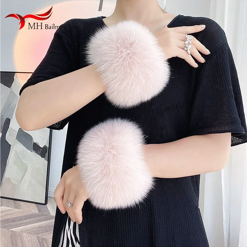 Women 100% Real Fox Fur Wrist Cuffs Winter Warmer White Arm Warmers Covers Luxury Natural Fashion Lady Detachable Sleeves
Women 100% Real Fox Fur Wrist Cuffs Winter Warmer White Arm Warmers Covers Luxury Natural Fashion Lady Detachable Sleeves
