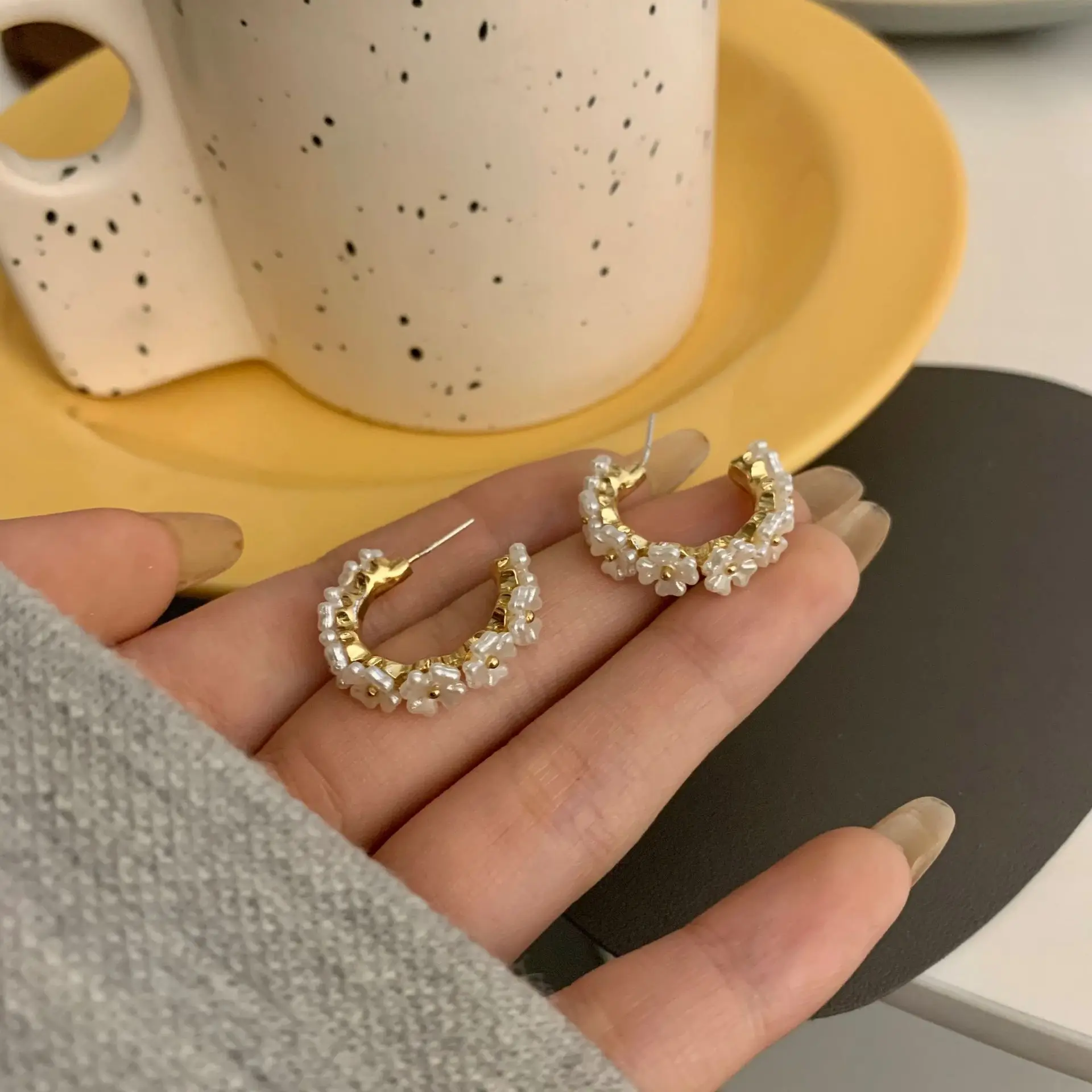 2021 New Simulated Shell Flower Small Circle Hoop Earrings Opening C Shaped Earrings for Women Fashion Party Statement Jewelry
2021 New Simulated Shell Flower Small Circle Hoop Earrings Opening C Shaped Earrings for Women Fashion Party Statement Jewelry