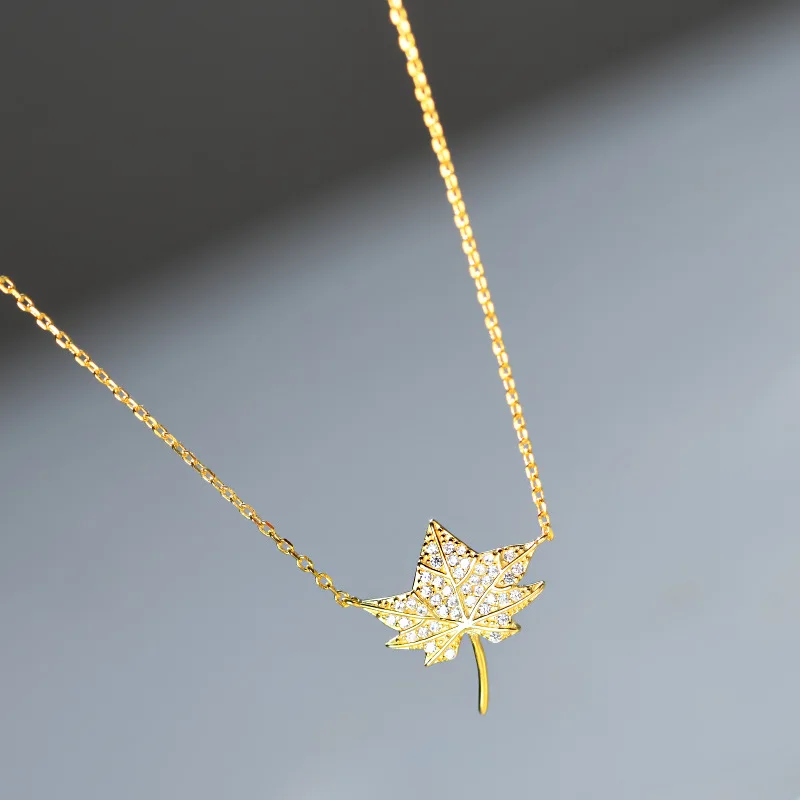 RAINBOW HOOP New Hot Romantic Real 925 Sterling Silver 18K Gold Maple Leaf Zircon Pendant Necklaces For Women Fine Jewelry
RAINBOW HOOP New Hot Romantic Real 925 Sterling Silver 18K Gold Maple Leaf Zircon Pendant Necklaces For Women Fine Jewelry