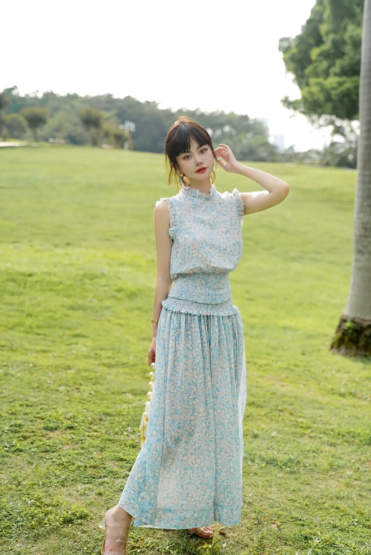 Женское плиссированное платье без рукавов, длинное приталенное платье небесно-голубого цвета с цветочным принтом, круглым вырезом и разрез... 
Женское плиссированное платье без рукавов, длинное приталенное платье небесно-голубого цвета с цветочным принтом, круглым вырезом и разрез...