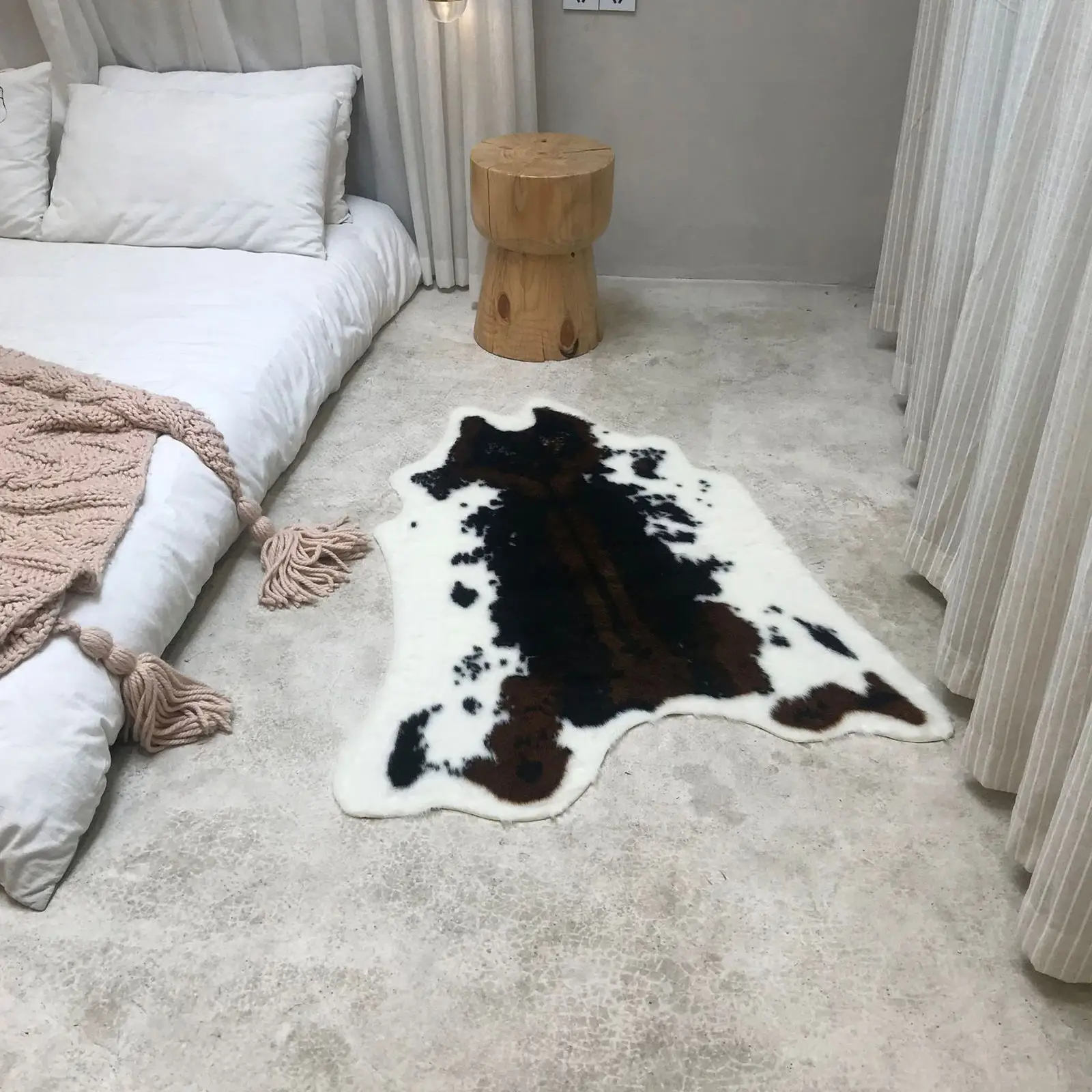 Faux Cowhide Rug Machine Washable Animal Hide Soft Cow Hide Rug for Home Office Living Room
Faux Cowhide Rug Machine Washable Animal Hide Soft Cow Hide Rug for Home Office Living Room