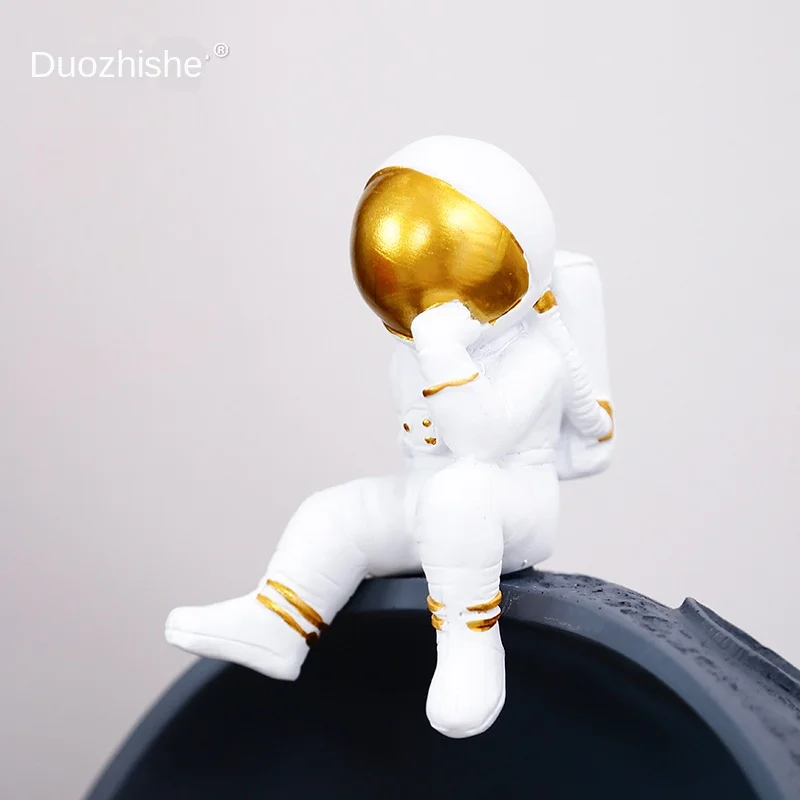 Nordic Home Snacks Desktop Decoration Astronaut Dried Fruit Tray Creative Resin Astronaut Porch Key Storage Box Decoration 
Nordic Home Snacks Desktop Decoration Astronaut Dried Fruit Tray Creative Resin Astronaut Porch Key Storage Box Decoration