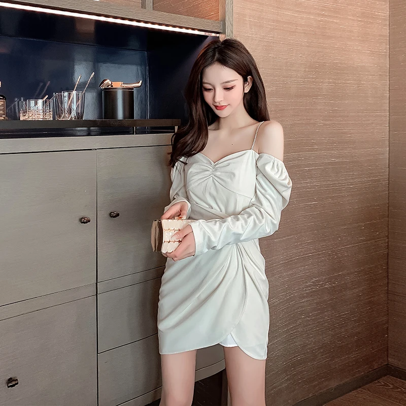 Make new spring v-neck irregular black dress dress kink of female temperament a word shoulder
Make new spring v-neck irregular black dress dress kink of female temperament a word shoulder