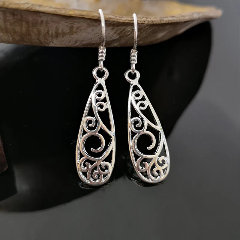 European and American Hot-Selling Silver-Plated Earrings Bohemian Antique Silver Carved Flower Earrings Female Ethnic Jewelry
European and American Hot-Selling Silver-Plated Earrings Bohemian Antique Silver Carved Flower Earrings Female Ethnic Jewelry