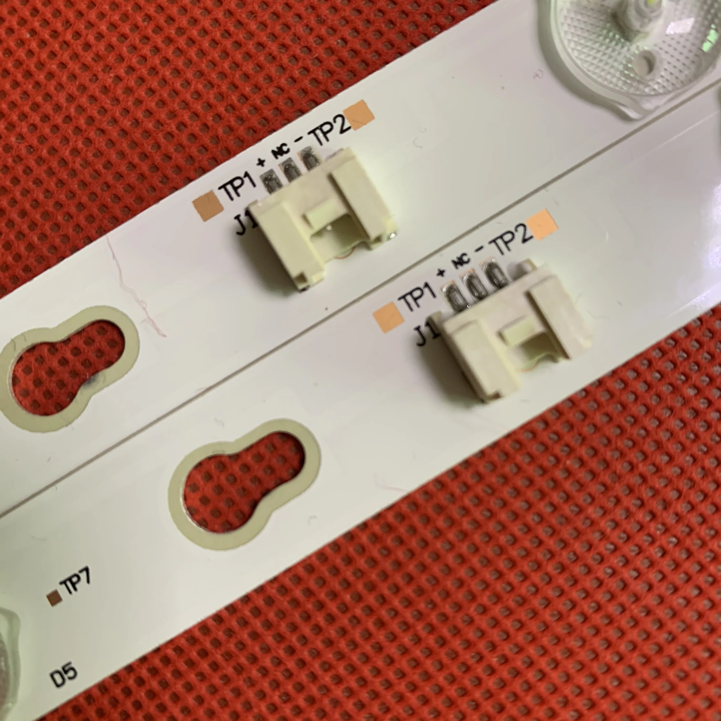 LED strip For L32F1620B TCL 4C-LB3207-HQ1 32HR330M07A V2 OEM32LB34_LED3030 32S3750 32D2700 L32F3301B L32F3303B L32E181 L32F1680
LED strip For L32F1620B TCL 4C-LB3207-HQ1 32HR330M07A V2 OEM32LB34_LED3030 32S3750 32D2700 L32F3301B L32F3303B L32E181 L32F1680