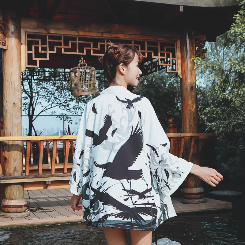 Chinese style element top fan print harujuku black t-shirt women's 2020 Asian streetwear bottons cheongsam harvest tops
Chinese style element top fan print harujuku black t-shirt women's 2020 Asian streetwear bottons cheongsam harvest tops
