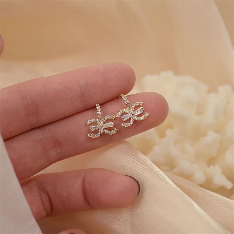 The New Creative simple and stylish women's earrings Personality trend bow temperament women's earrings Jewelry wholesale
The New Creative simple and stylish women's earrings Personality trend bow temperament women's earrings Jewelry wholesale