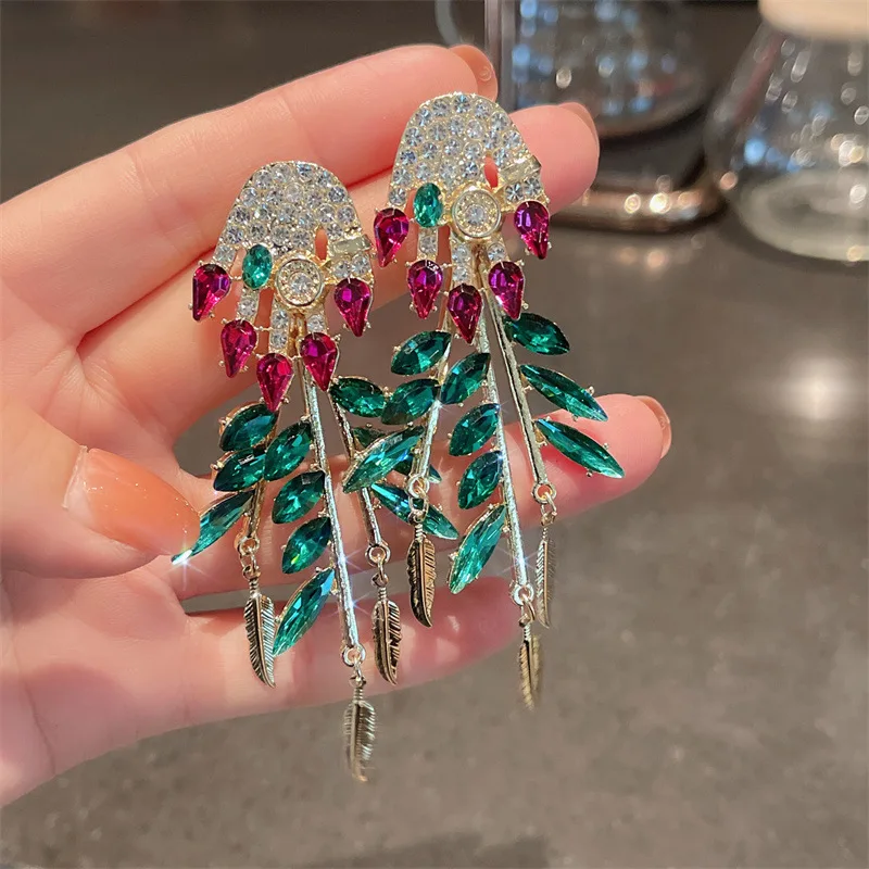 Роскошные большие красочные серьги-подвески ручной работы в виде листьев с кристаллами и камнями, новая коллекция 2021
Роскошные большие красочные серьги-подвески ручной работы в виде листьев с кристаллами и камнями, новая коллекция 2021