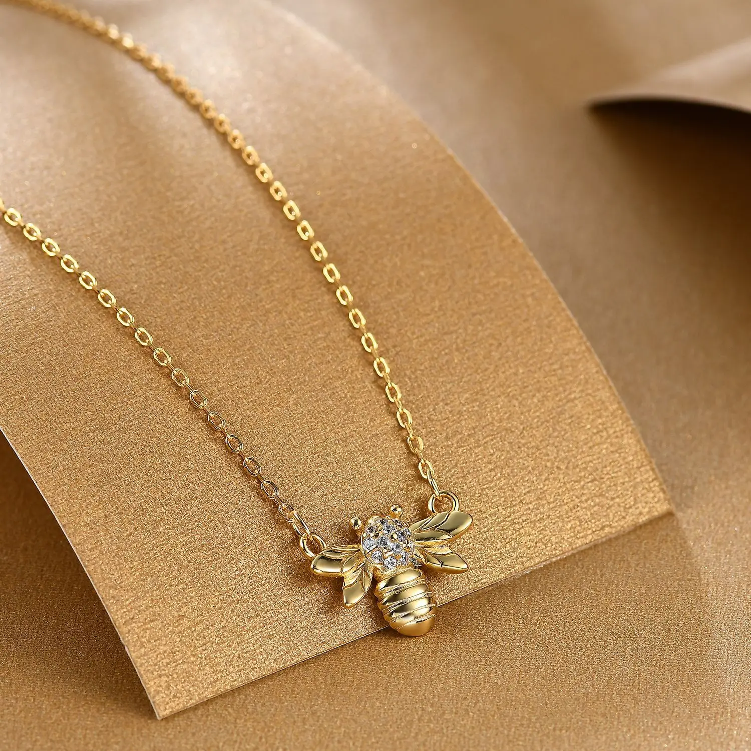 New high-end S925 sterling silver bee necklace female collar chain short neck collar necklace jewelry
New high-end S925 sterling silver bee necklace female collar chain short neck collar necklace jewelry