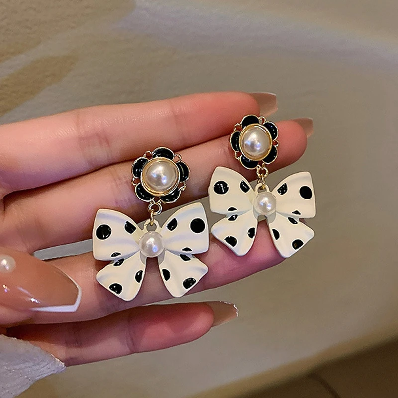 2021 Vintage Korean Black White Dot Bowknot Charm Dangle Earrings Ladies Party Temperament Jewelry Drop Earring aretes For Women
2021 Vintage Korean Black White Dot Bowknot Charm Dangle Earrings Ladies Party Temperament Jewelry Drop Earring aretes For Women