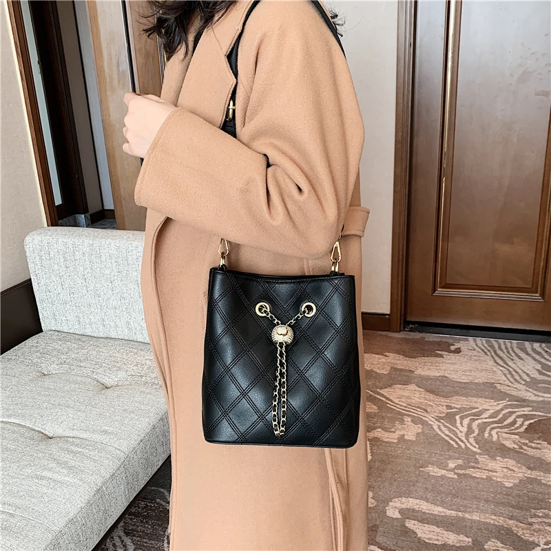 Fashion Quilted Black Small Bucket Crossbody Bags For Women Wide Strap Designer Brand High Quality PU Female Shoulder Bags 2021
Fashion Quilted Black Small Bucket Crossbody Bags For Women Wide Strap Designer Brand High Quality PU Female Shoulder Bags 2021