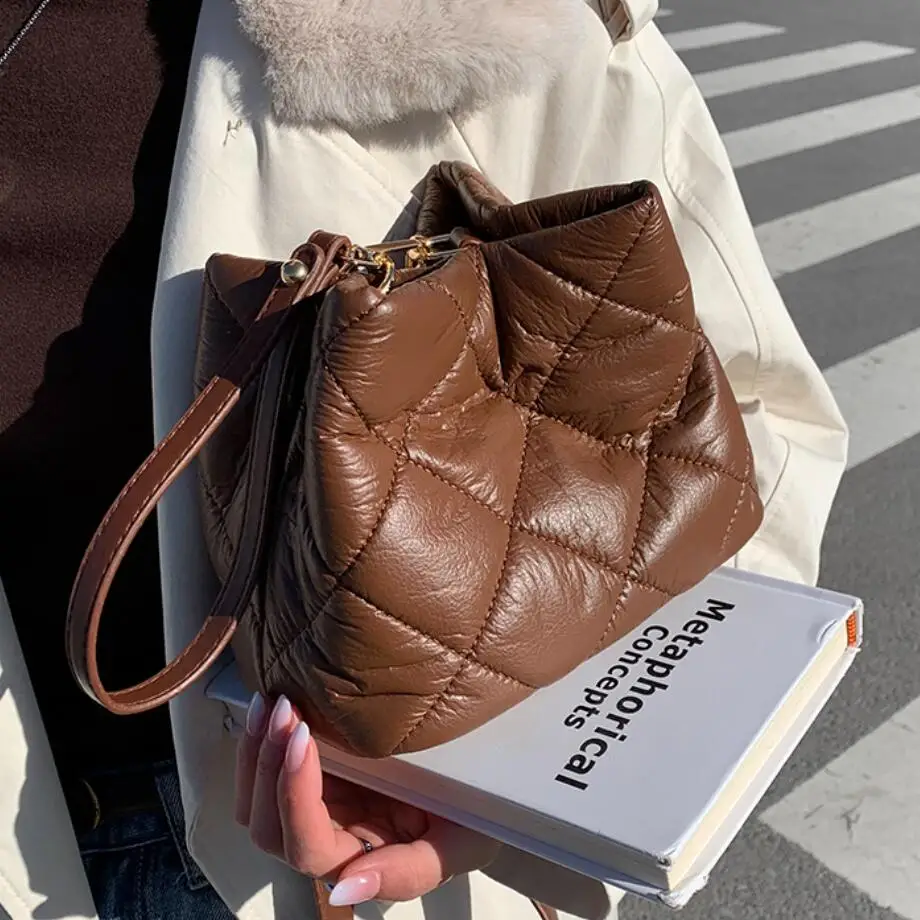 Lattice Tote bag Vintage Bucket bag 2021 Winter New Soft PU Leather Women's Designer Handbag Luxury brand Shoulder Messenger Bag
Lattice Tote bag Vintage Bucket bag 2021 Winter New Soft PU Leather Women's Designer Handbag Luxury brand Shoulder Messenger Bag