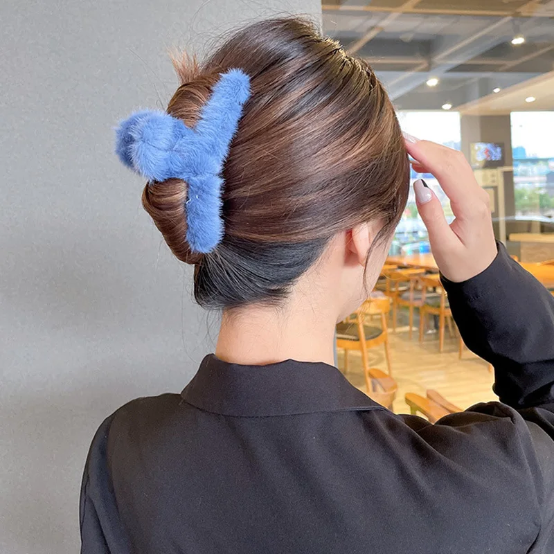Winter simple Fur Hair Clip for Women Girl Plush Catch hair claws Female Headdress Jewelry Cute Hair Accessories Headband Girl
Winter simple Fur Hair Clip for Women Girl Plush Catch hair claws Female Headdress Jewelry Cute Hair Accessories Headband Girl