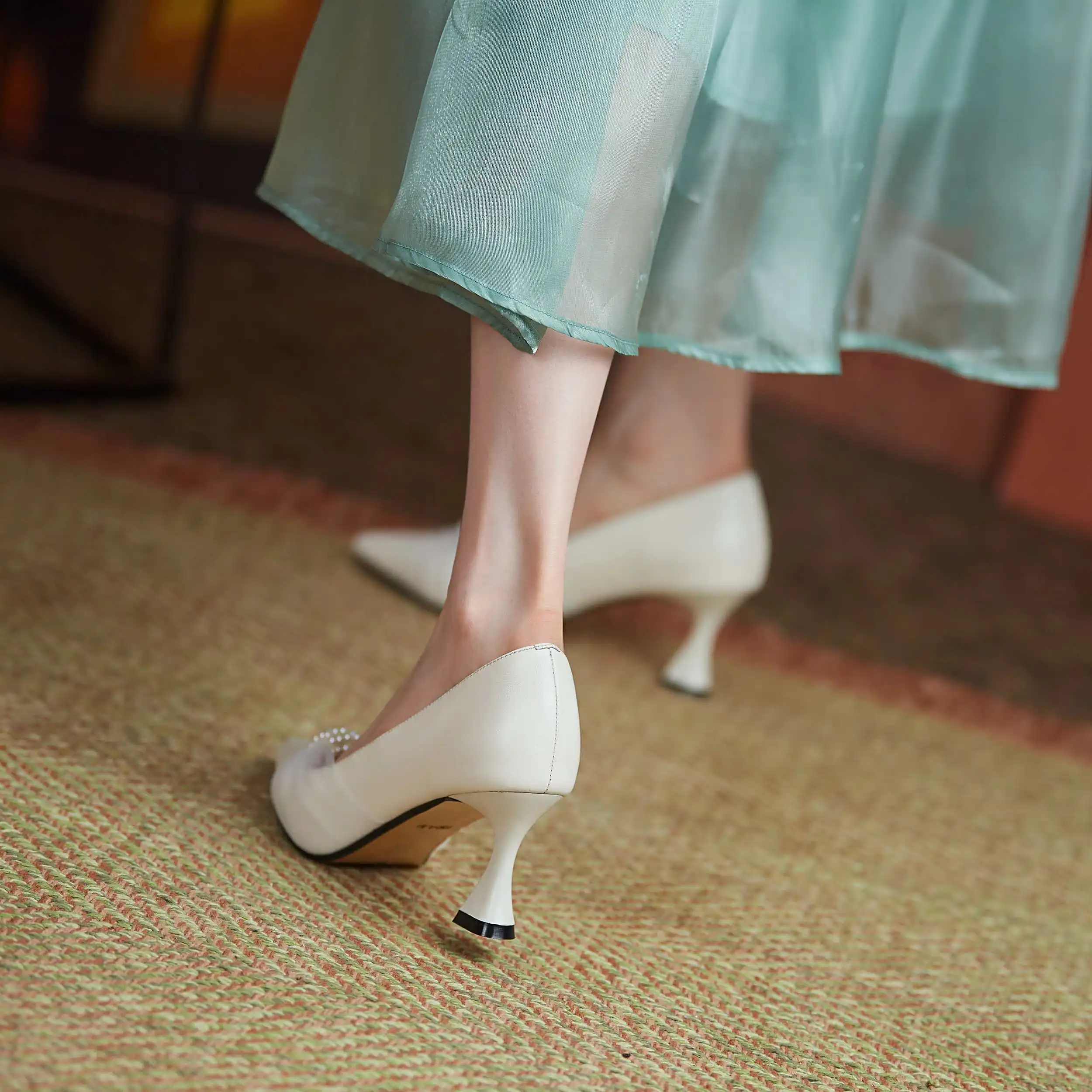 Krazing pot big size genuine leather pointed toe high heels net yarn shallow pearl party fairy wedding slip on women pumps L9f5
Krazing pot big size genuine leather pointed toe high heels net yarn shallow pearl party fairy wedding slip on women pumps L9f5
