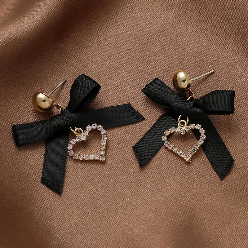 Vintage Black Bow Heart Ribbon Diamond Earrings Korea Fashion Contracted Europe And The US Ins Temperament Sweet Wholesale
Vintage Black Bow Heart Ribbon Diamond Earrings Korea Fashion Contracted Europe And The US Ins Temperament Sweet Wholesale