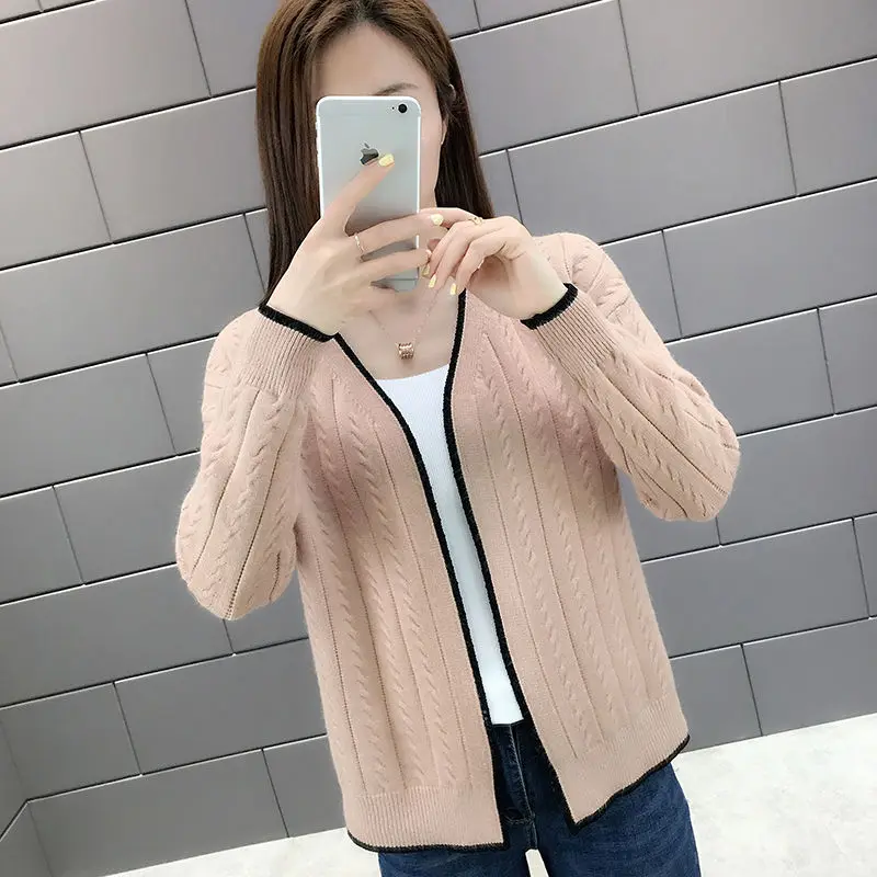 2020 New Spring Autumn Korean Women Casual Sweater Cardigan Female FashionSoft Comfortable Patchwork Loose Knitted Cardigan Q148
2020 New Spring Autumn Korean Women Casual Sweater Cardigan Female FashionSoft Comfortable Patchwork Loose Knitted Cardigan Q148