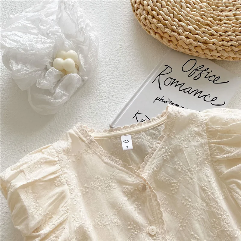 Summer 2021 New Girls Cute Lace Embroidery Floral Little Princess Shirts Kids Casual Puff Sleeve V-Neck Tops 
Summer 2021 New Girls Cute Lace Embroidery Floral Little Princess Shirts Kids Casual Puff Sleeve V-Neck Tops