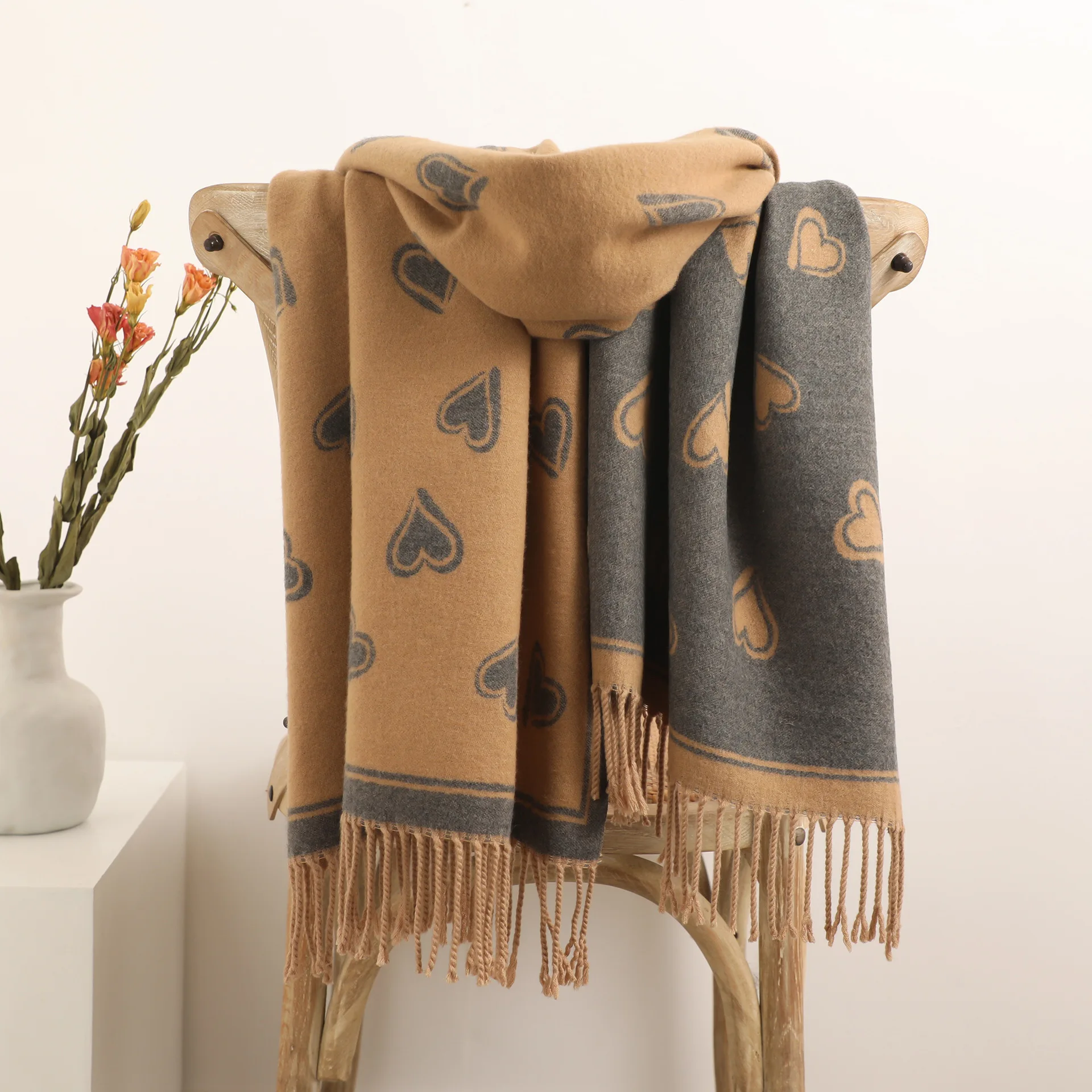 Korean version love imitation cashmere scarf luxury winter scarf thick warmth double-sided two-color couple shawl
Korean version love imitation cashmere scarf luxury winter scarf thick warmth double-sided two-color couple shawl