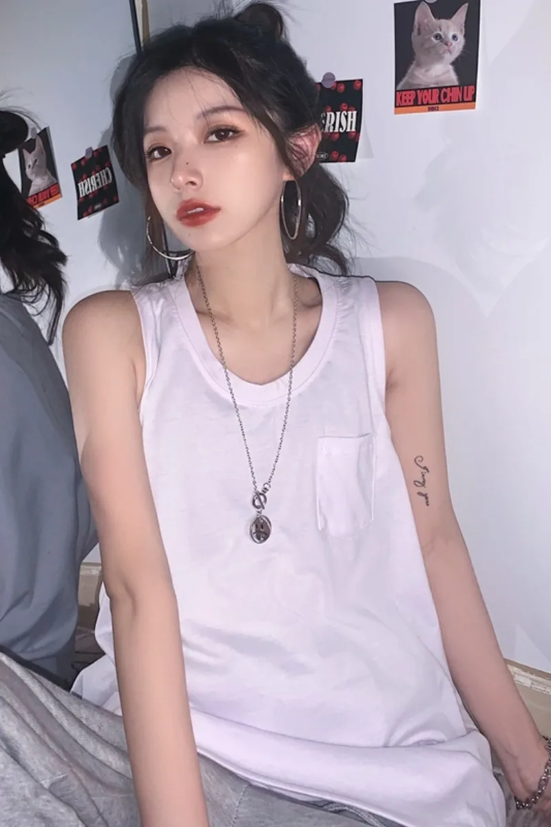 Summer solid color sleeveless T-shirt female 2021 new Korean version of ins retro wild loose round neck vest tide
Summer solid color sleeveless T-shirt female 2021 new Korean version of ins retro wild loose round neck vest tide