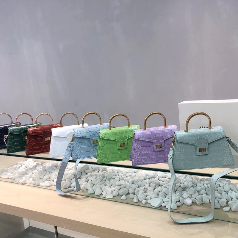 2020 Women Metal Handle Crocodile Pattern Handbag Trapezoid Small Square Bags Wide Shoulder Strap Shoulder Bag vintage
2020 Women Metal Handle Crocodile Pattern Handbag Trapezoid Small Square Bags Wide Shoulder Strap Shoulder Bag vintage