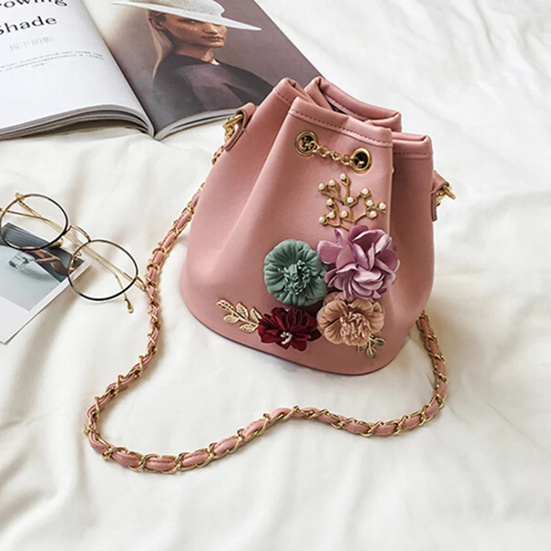Handmade Flowers Bucket Bags Mini Shoulder Bags With Chain Drawstring Small Cross Body Bags Pearl Bags Leaves Decals
Handmade Flowers Bucket Bags Mini Shoulder Bags With Chain Drawstring Small Cross Body Bags Pearl Bags Leaves Decals