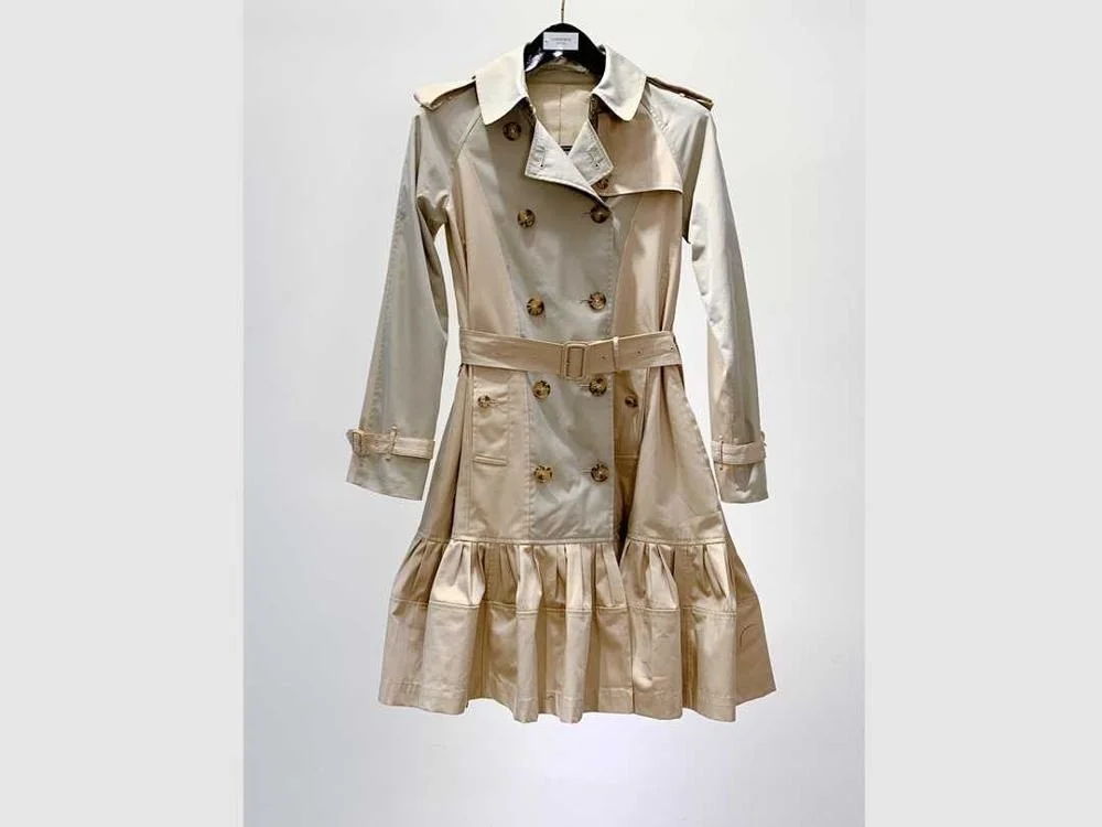 British high end skirt with flowered edges and double-breasted ladies windbreaker 
British high end skirt with flowered edges and double-breasted ladies windbreaker