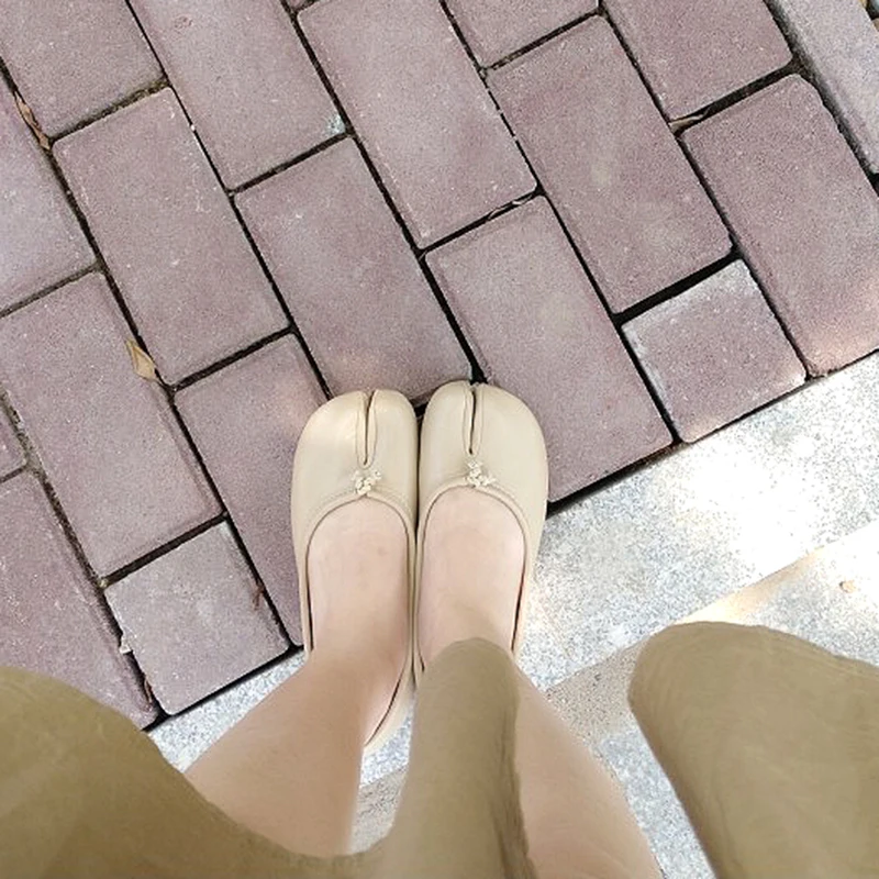 New fashion split toe shoes casual women's flat bottom soft bottom pig feet horse feet sheep feet summer sandals slippers
New fashion split toe shoes casual women's flat bottom soft bottom pig feet horse feet sheep feet summer sandals slippers